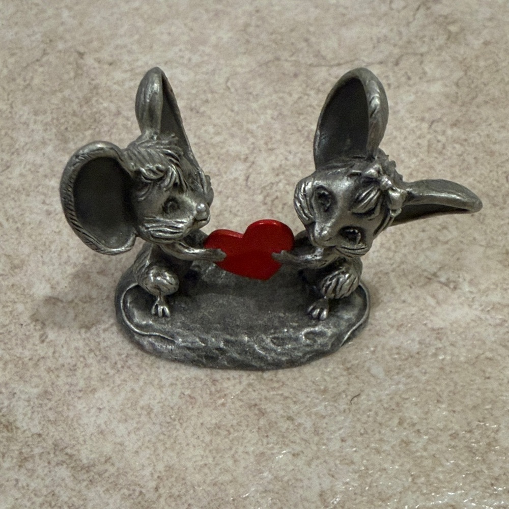 Hallmark little Gallery pewter Mouse Figurine with Red Heart